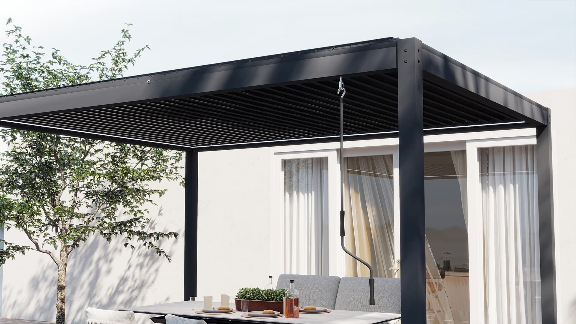 Innenansicht einer Aluminium-Pergola mit Lamellendach